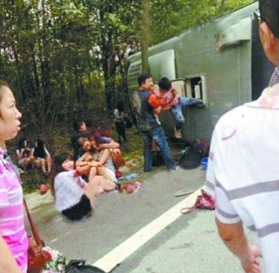 武汉一旅游大巴和运沙车相撞致1死22伤