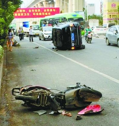 武汉江夏一豪车和电动车相撞后侧翻