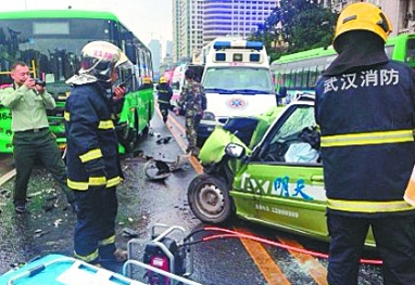 武汉一出租车冲入对车道撞上公交车