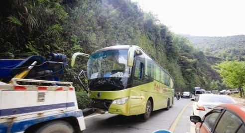 南靖连环车祸致大巴漏油 乘客砸窗跳车