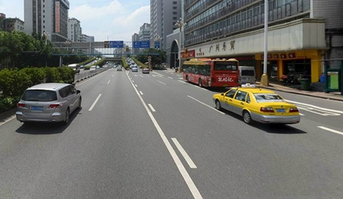 白色虚实线该怎么样变道