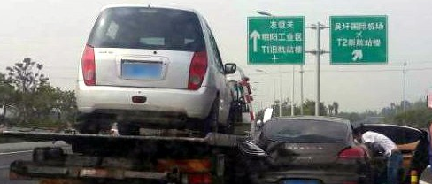 保时捷高速忽然变道被撞飞