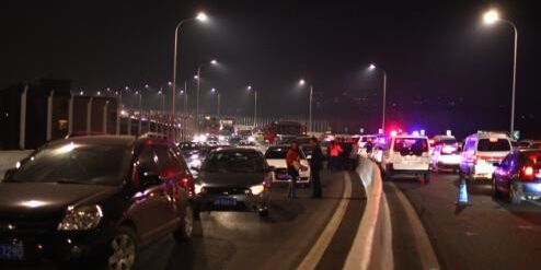 长春高架桥一货车刹车失灵连撞11车