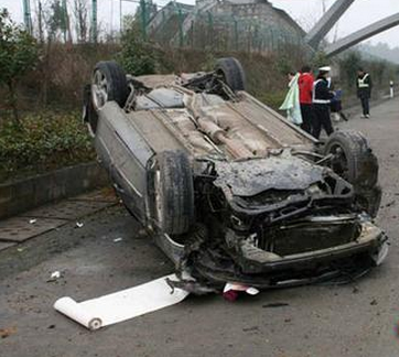 长沙路车祸致一车仰翻 司机到哪里了