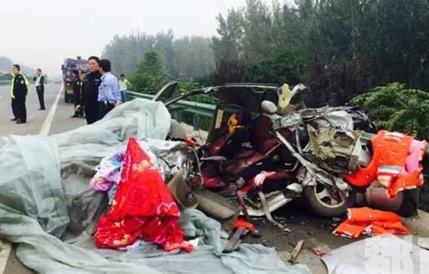 西禹高速一对新婚夫妻车祸当场死亡