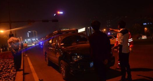 济南舜华路惨烈车祸 电瓶车被撞飞20米