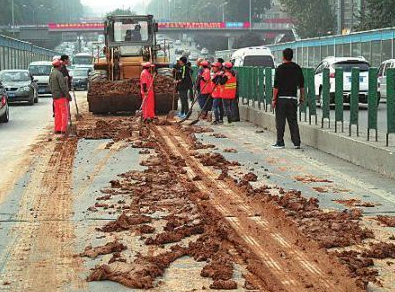 西安雁环中路渣土车乱倒渣致车祸连发