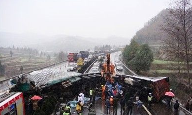 京昆高速12车连环撞3死7伤