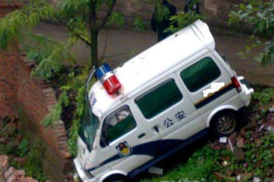 霍山县一民警酒后驾驶警车出车祸致3伤