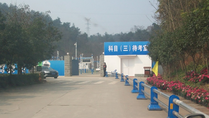 大路考通过人行横道线需要注意的地方