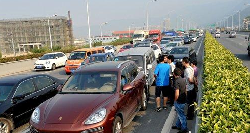 福州一面包车追尾百万豪车 用户吓蒙