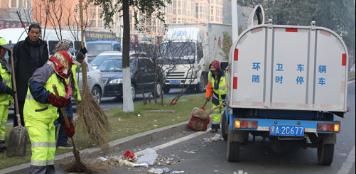 哈尔滨一吊车撞倒两环卫工致1死1伤