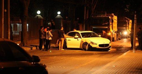 福州一豪车失去控制撞路牙 40万瞬间蒸发