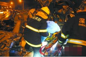 深圳一货车失去控制连撞7车致3死1伤