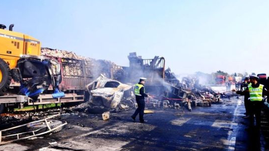 西延高速20辆车连撞致3人死亡