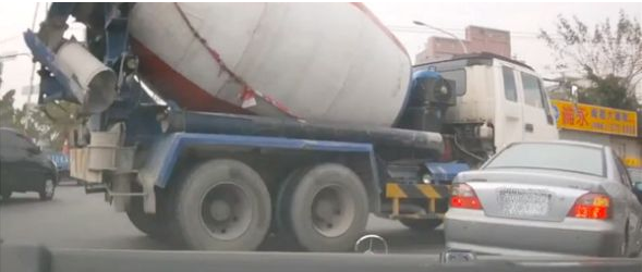 新北市一水泥车因问题连撞6车