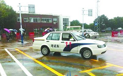 驾驶证考试科目二考试下雨如何解决
