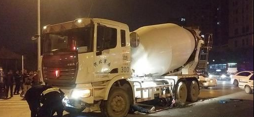 石家庄建华大街一电动车遭水泥车碾压