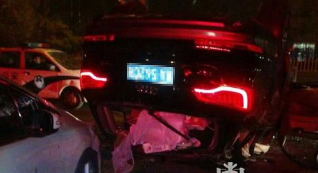 哈尔滨南岗区两豪车相撞致2死1伤