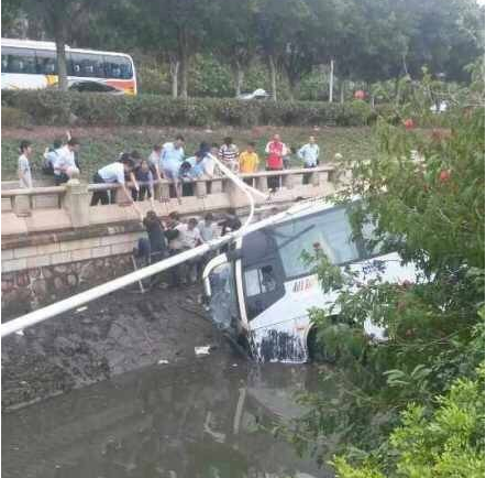 广州白云机场一大巴和轿车相撞致6人受伤