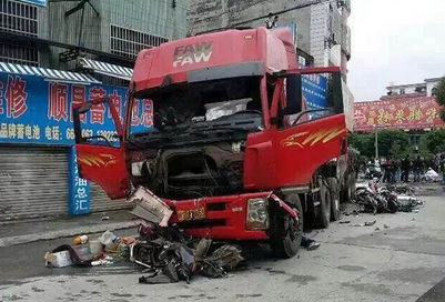 广东连州一货车失去控制致多名学生伤亡