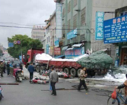 连州一挂车冲向人行道致3学生当场死亡