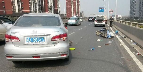 武汉光谷大桥一环卫工为捡烟盒遭车碾压