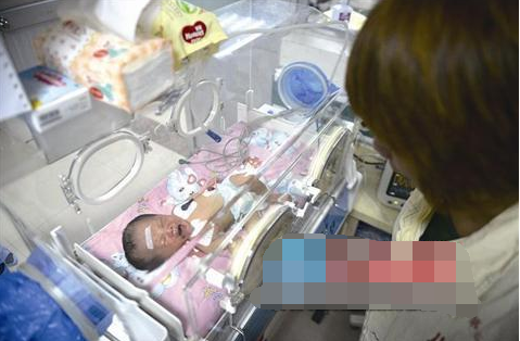 厦门一孩子刚出生回家途中遇车祸母亲死亡