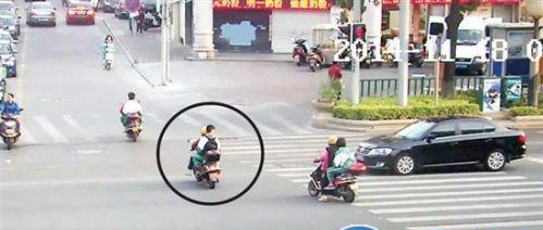 泉州一女子骑超标车载儿上学被轿车撞飞