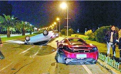 厦门一400万豪车被撞稀烂 修理费至少100万