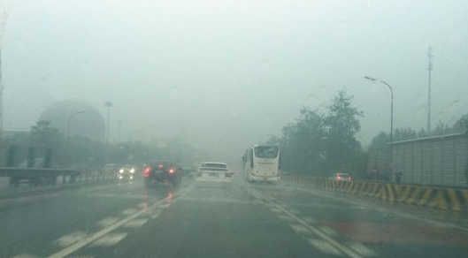 大雨天开车应该开什么灯
