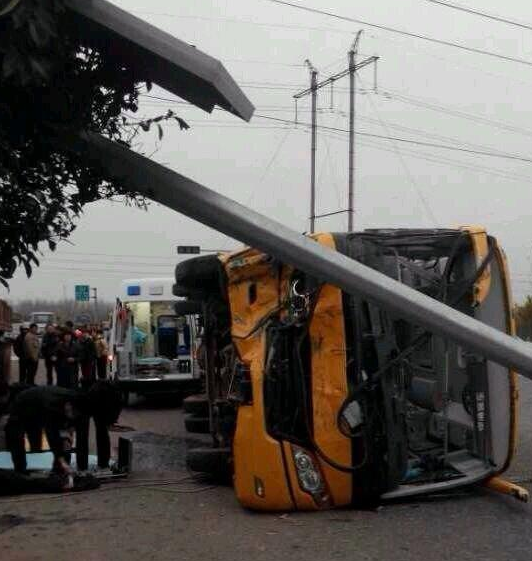 青岛一校车侧翻 司机当场死亡