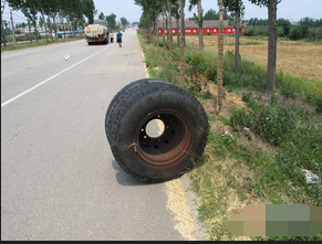 大货车跑掉两车轮砸中路边小伙致当场吐血