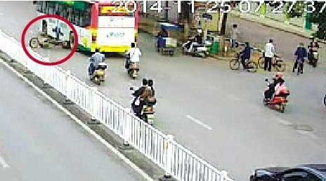 贵港一男子骑摩托车冲进公交车底