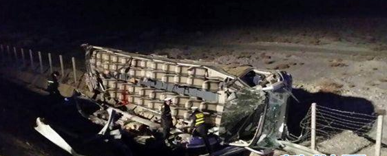连霍高速一客车翻下路基致2人死亡