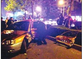 株洲一路虎撞飞出租车10米远