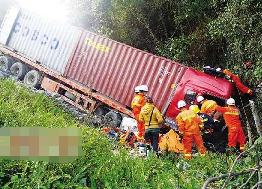 东南县一货车失去控制连撞3车致3死2重伤
