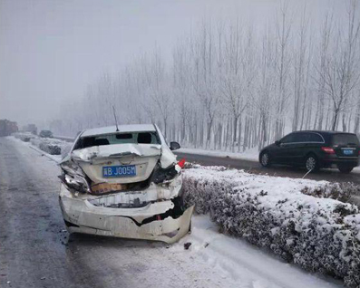唐山滦南因道路结冰致20辆车连环相撞