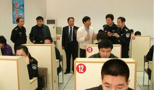 学车理论考试答卷方法
