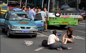 长沙一轿车失去控制撞飞3人 司机当场吓哭跪倒