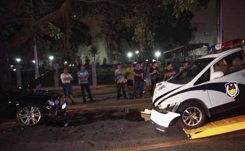 深圳一警车撞上宾利 警车司机逃逸