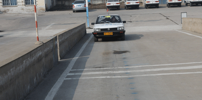 路考靠边停车30公分操作方法