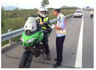 摩托车在高速公路上行驶的九大攻略