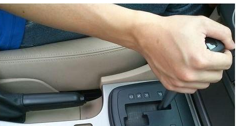 自动挡停车的正确步骤  自动挡怎么样停车