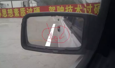 倒车入库怎么样把车停正  停车车身办法教学