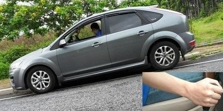 自动挡车怎么样在坡道停车