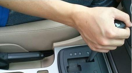 自动挡汽车怎么样停车  正确停车步骤