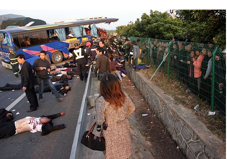 高速公路上发生车祸怎么样处置