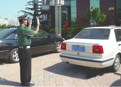 怎么样正确指挥倒车