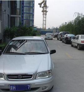 汽车停放在什么位子安全些